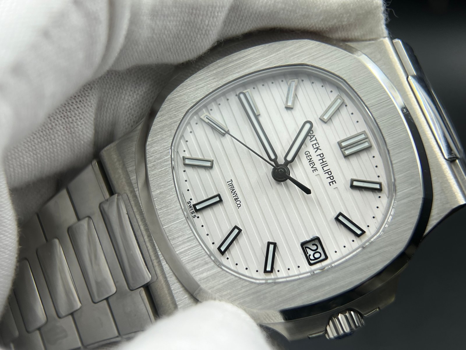 Nautilus 5711/1A 1:1 Best Tiffany & Co.-White Textured Dial on SS Bracelet A324 Super Clone - Image 6